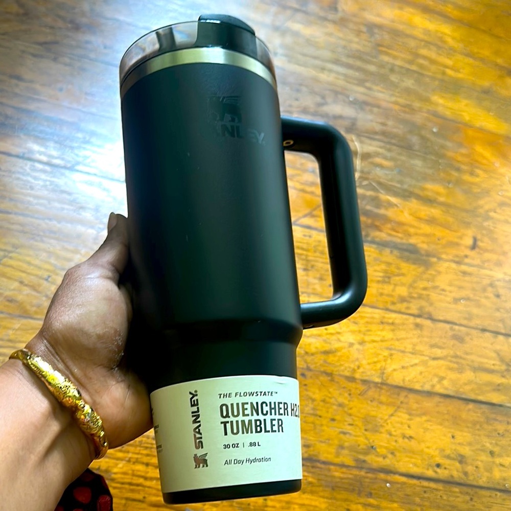 Stanley Black Quencher H2.0 Tumbler 30oz Tumbler fits into most car cups holder